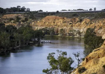 heading-cliffs-landscape-0bdc6e2505e527f4e2a4c26407ffd662-